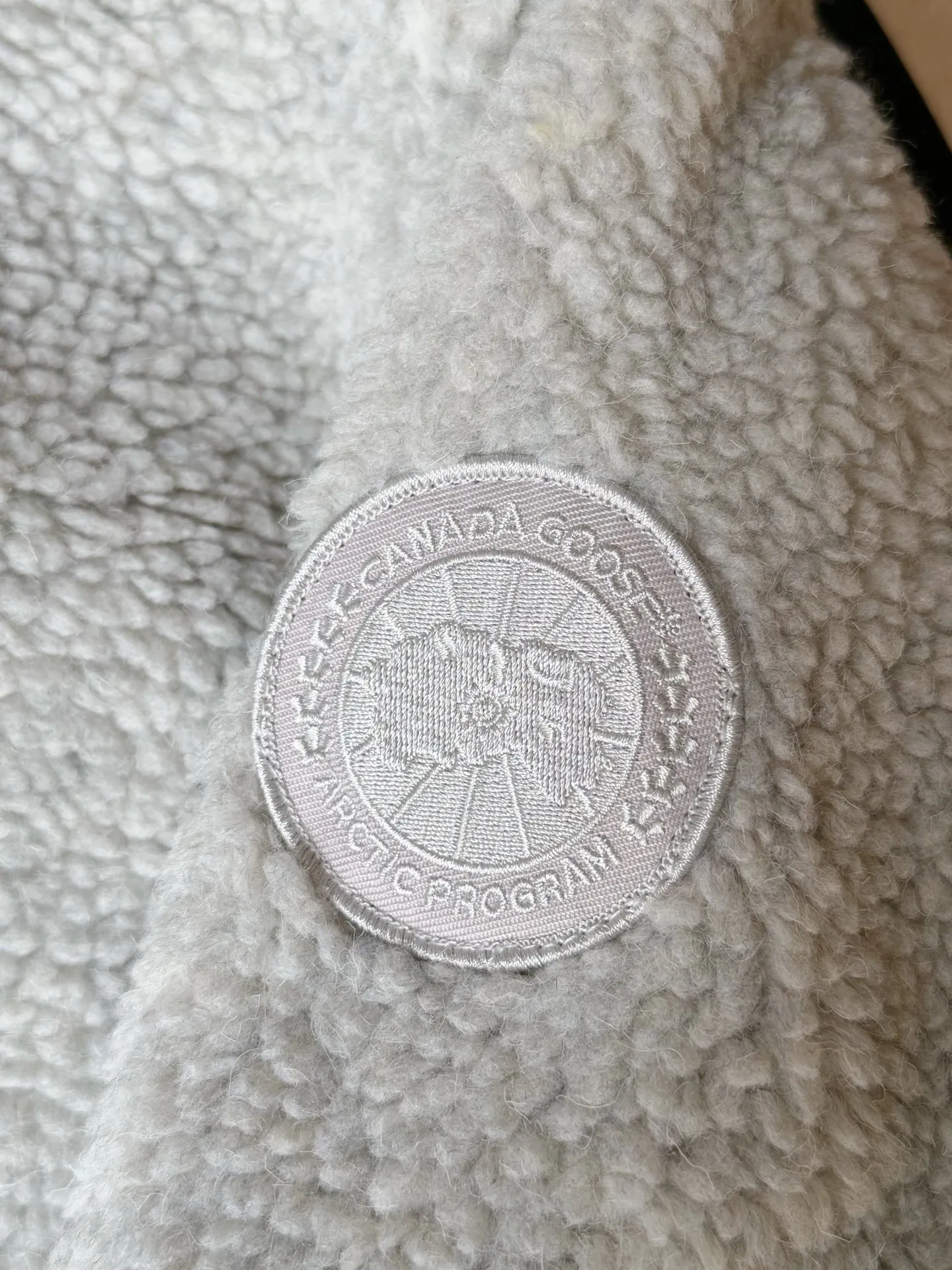 P800 canada goose/大GOose 25 reversible lamb wool flight jacket. It can be worn as a front or back and can be reshaped in any way. The inside and outside are the same color. The embroidered label pattern on the sleeve wall is limited. One side is made of lamb wool. It is delicate and gentle. The plush texture is light and full! The inner lining is polyester, which instantly transforms into an outdoor sports style! Basic neutral style can be combined at will, the most practical size: S M L Color: gray khaki black